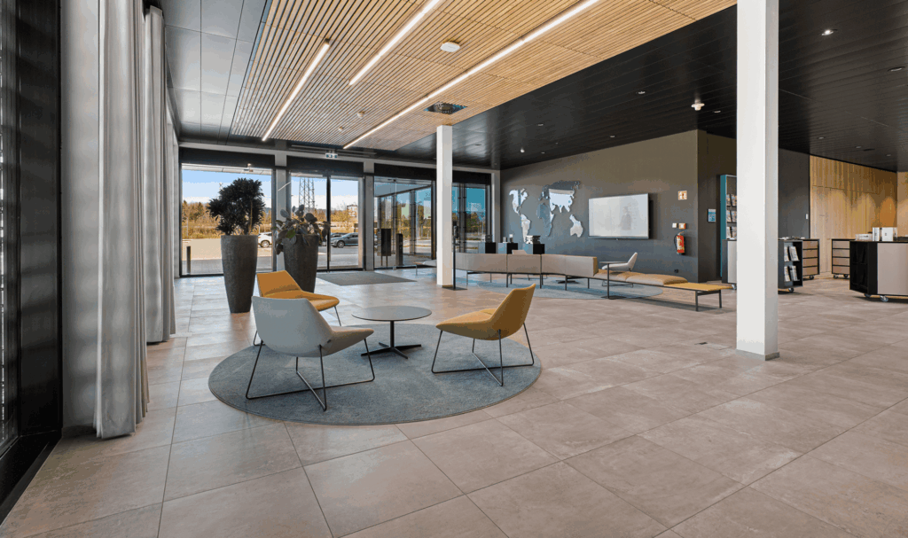 Das Bild zeigt das Foyer des Business-Hub Schlatt1 in Hohenems/Vorarlberg. Hier finden Sie moderne, attraktive Mietflächen zu einem angemessenen Preis.