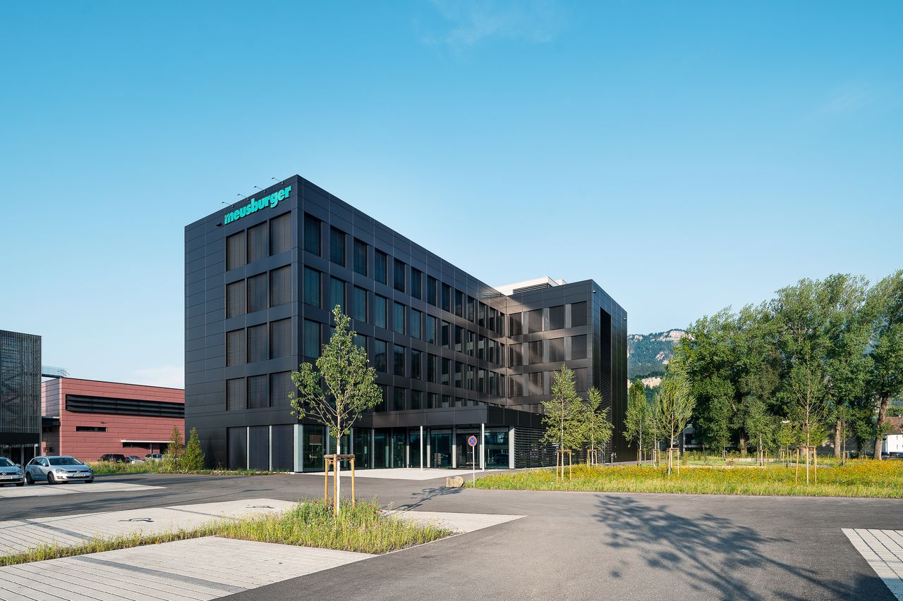 Das Bild zeigt eine Außenaufnahme des Bürokomplex Schlatt1 in Hohenems/Vorarlberg. Durch die gute Verkehrsanbindung und die gute Infrastruktur bieten sich die Mietflächen und Veranstaltungsräume optimal an.