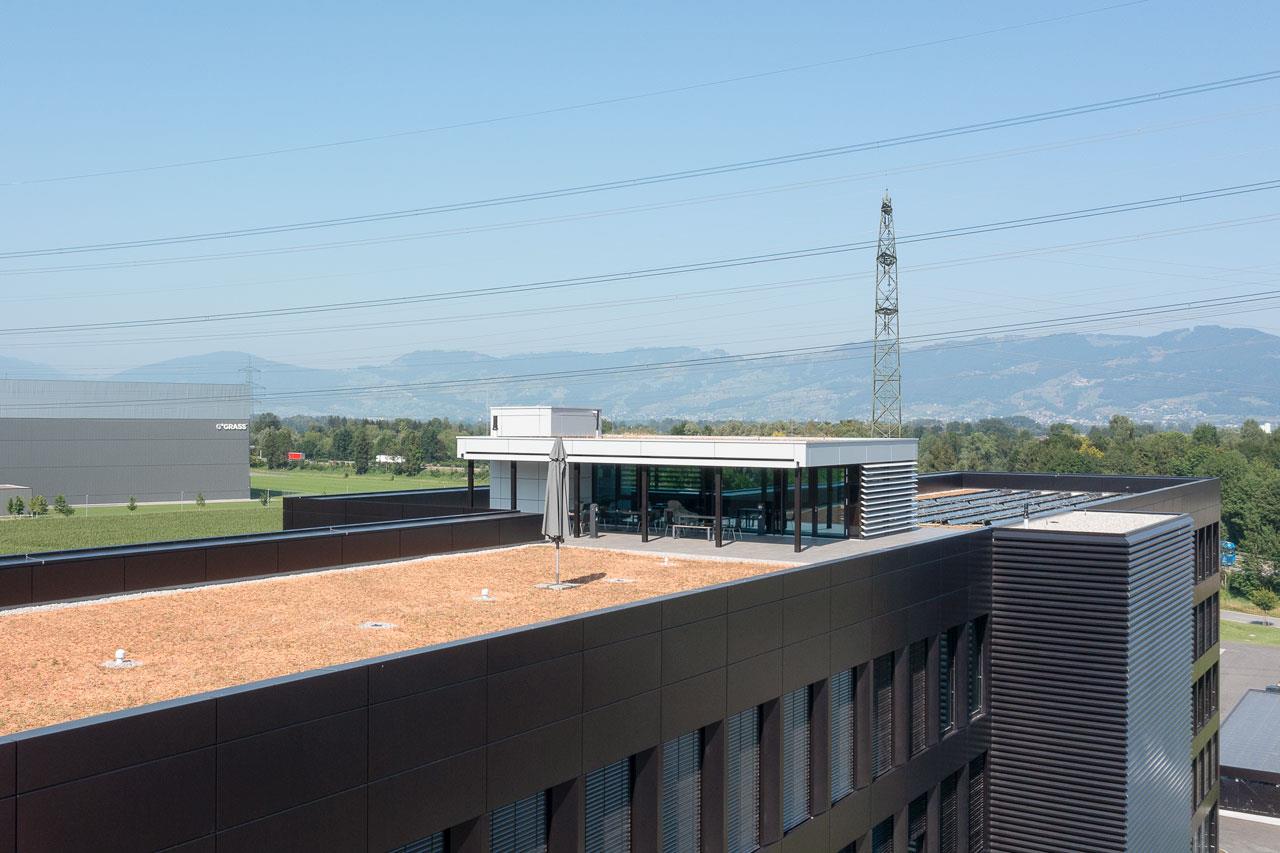 Das Bild zeigt eine Drohnenaufnahme der Dachterrasse im Bürokomplex Schlatt1 in Hohenems/Österreich.