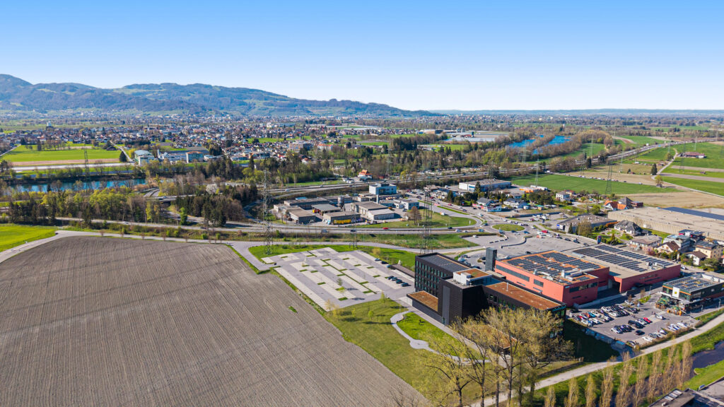 Das Bild zeigt einen Drohnenaufnahme des Bürokomplex Schlatt1 in Hohenems/Österreich.