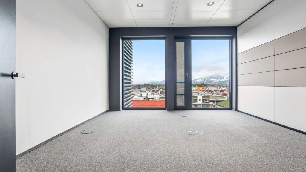 Das Bild zeigt ein Einzelbüro bzw. einen Besprechungsraum mit ca. 25 m2 im Bürotrakt B.