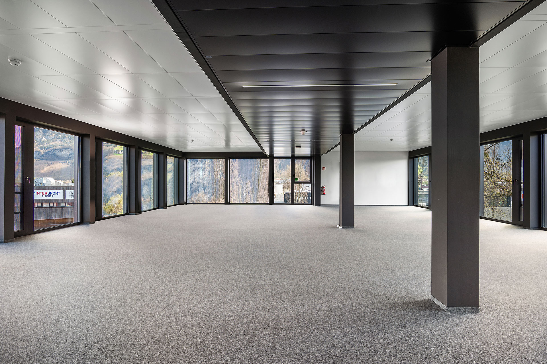Das Bild zeigt den Bürotrakt B im 2. Obergeschoss des Bürocampus Schlatt1 in Hohenems. Die Fläche mit ca. 480m2 kann ab sofort gemietet werden.